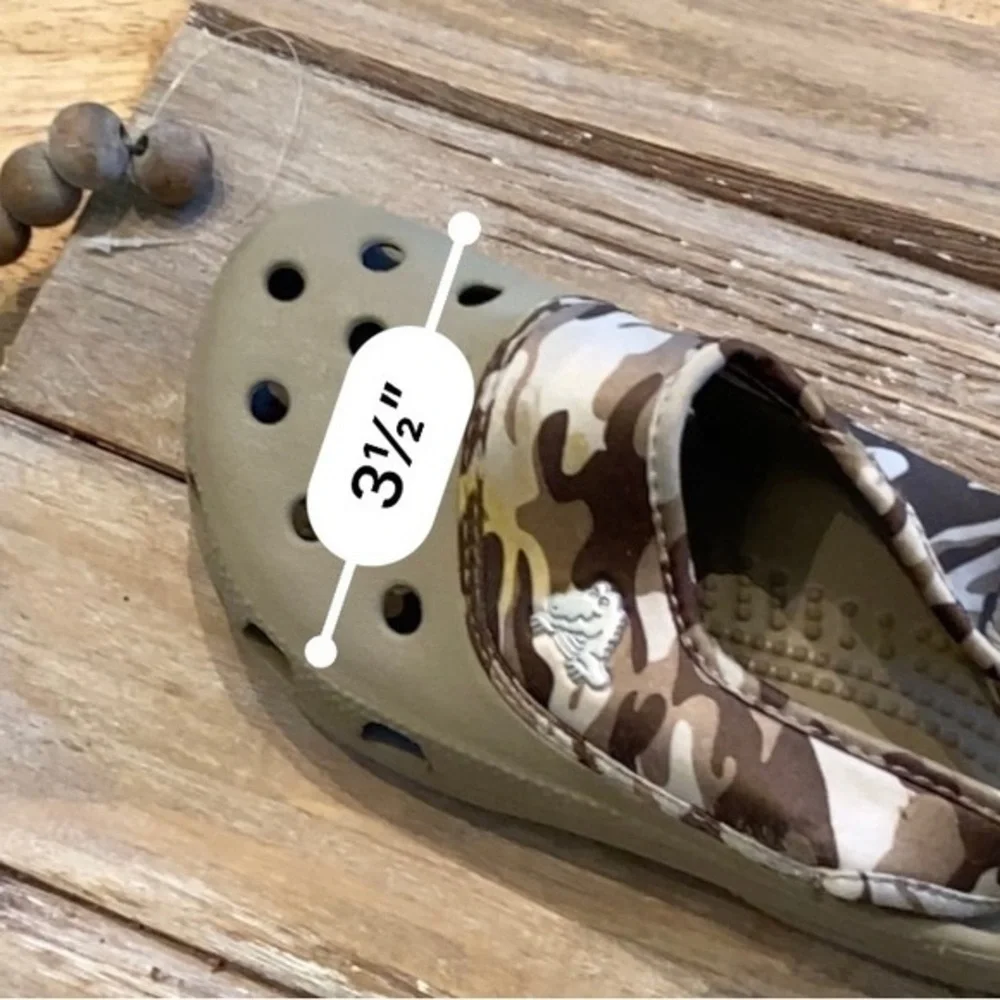CROCS Tan and Camo Men’s 1 Women’s 3 Material Slingback Shoe.‎